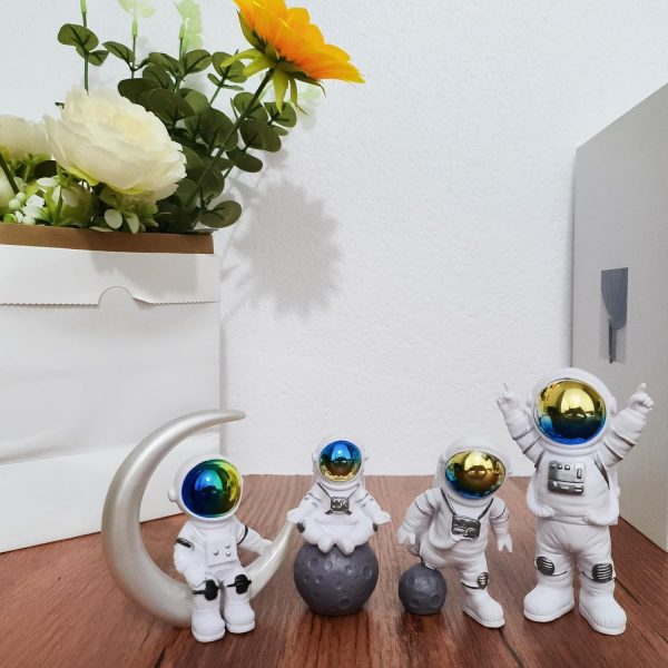 Gradient Astronaut Statues Set of 4, Spaceman Figurines Space Theme Party Nursery Home Office Decor - Image 6